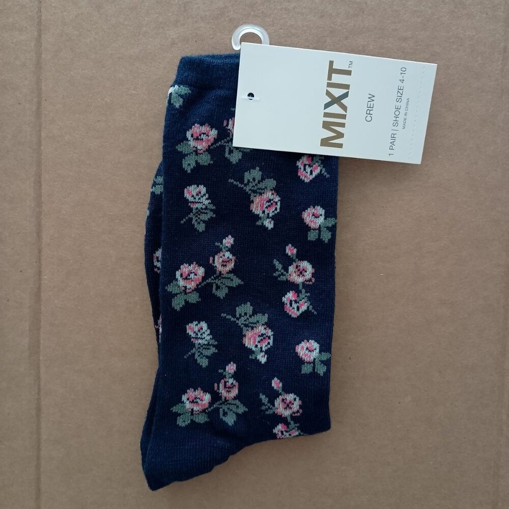 NWT navy blue novelty crew socks with roses, fits shoe size 4-10